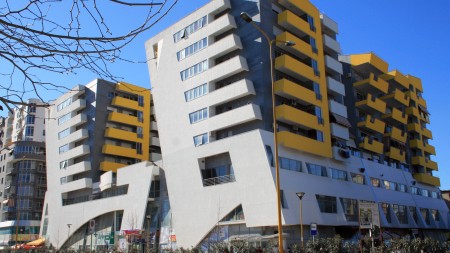 Tek Rruga E Kavajes, Mbrapa Qendres Condor, Shitet Super Apartament 1+1, Ideal Per Banim Dhe Per Investim !!!