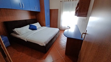 Prane Pallatit Me Shigjeta, Jepet Me Qira Apartament 1+1+Post Parkimi, Gati Per Banim!!!