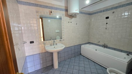 Ne Qender, Tek Torre Drin, Jepet Me Qira Ambient Per Zyra, Me Hapesira Dhe Lokacion Perfekt !!!