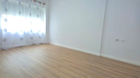Tek Ish Parku, Shitet Apartament  1+1, Me Super Planimetri !!!
