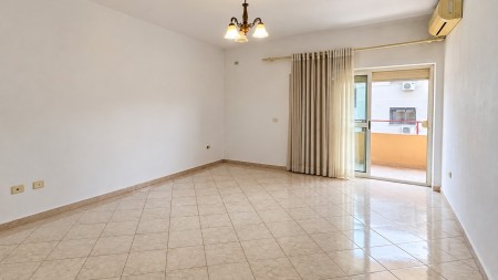 Tek Komuna E Parisit, Shitet Apartament 3+1+2 I Bollshem!!!