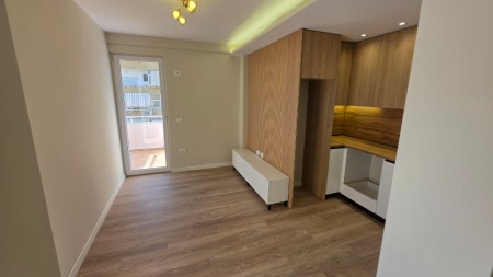 Tek Komuna E Parisit, Shitet Apartament 1+1 Ideal Per Investim !!!