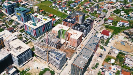 Okazion !!! Ne Paskuqan, Buze Rruge Kryesore, Shitet Dyqan Me Super Pamje, Me 2200 Euro/m2 !!!