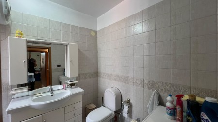 Ne Rrugen Fortuzi, Shitet Apartament 2+1 Me Siperfaqe Te Bollshme Dhe Orientim Perfekt !!!