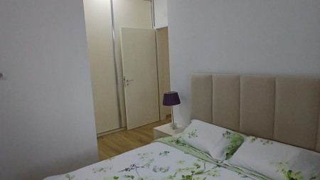 Tek Rr. Siri Kodra, Ne Kompleks Te Ri, Jepet Me Qira Apartament 2+1 I Mobiluar !!!