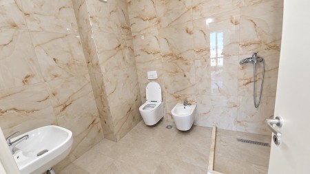 Prane Farmacise 10, Jepet Me Qira Apartament 2+1+2, Ideal Per Banim !!!