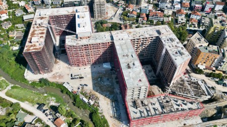Tek Riverside Residence, Shitet Apartament 1+1 Me Planimetri Te Rregullt Dhe Orientim Perfekt !!!