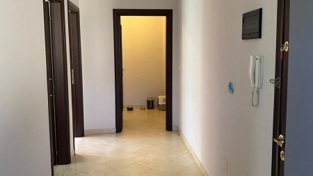 Ne Shkoze, Prane Ish Uzines Se Autotraktoreve, Shitet Apartament 2+1+2, Mundesi Ideale Banimi !!!