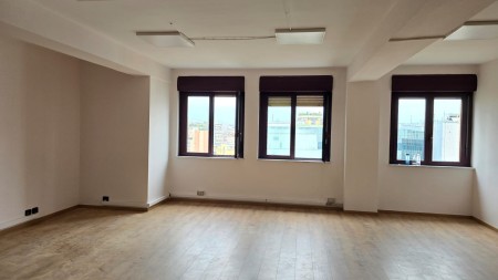 Ne Qender, Tek Torre Drin, Jepet Me Qira Ambient Per Zyra, Me Hapesira Dhe Lokacion Perfekt !!!