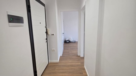 Tek Rruga Kongresi i Manastirit, Shitet Apartament 1+1, Ideal Per Banim Dhe Investim !!!