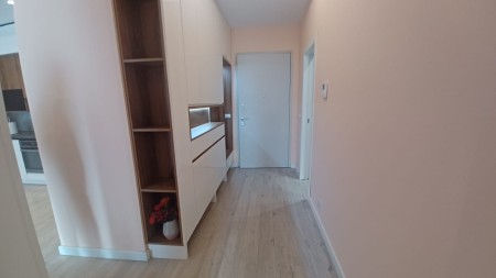 Prane Ring Center, Jepet Me Qira Apartament 1+1+Post Parkimi I Mobiluar Dhe Investuar Ne Detaje!!!