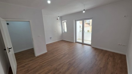 Afer Gjimnazit Partizani, Shitet Super Apartament 1+1, Ideal Per Banim Dhe Investim !!!