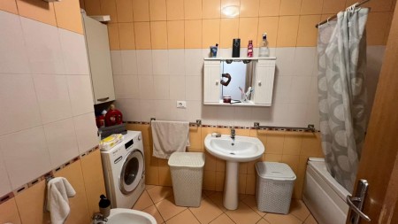 Tek Zogu i Zi, Shitet Apartament 1+1 Me Hapesira Te Bollshme Dhe Planimetri Te Rregullt !!!