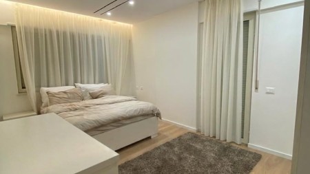 Tek Liqeni I Thate, Jepet Me Qira Apartament 3+1+2 !!!