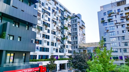 Tek Square 21, Jepet Me Qira Ambient Komercial, Ne Rruge Kryesore !!