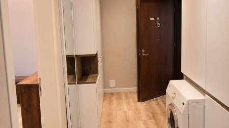 Prane 21 Dhjetorit, Shitet Apartament 2+1, Me Planimetri Te Rregullt Dhe Hapesira Te Bollshme !!