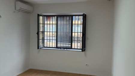 Ne Qender,Jepet Me Qira Apartament 1+1 Per Zyra!!