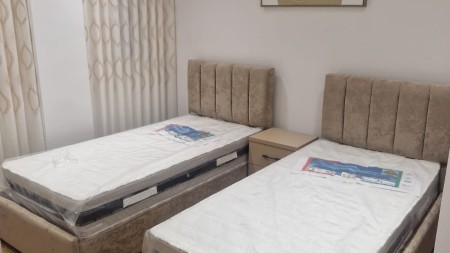 Prane Sheshit Te 21 Dhjetorit, Jepet Me Qira, Apartament 1+1 Totalisht I Mobiluar Me Stil Bashkekohor!!