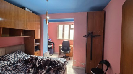 Ne Myslym Shyri, Jepet Me Qira Apartament 2+1, Me Lokacion Perfekt Dhe 2 Poste Parkimi !!