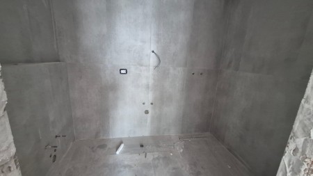 Tek Univers City, Shitet Apartament 2+1 Me Planimetri Te Rregullt Dhe Me Drite!!!