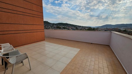 Ne Misto Mame, Jepet Me Qira Apartament 2+1+2+Verande, Mundesi Ideale Banimi !!!