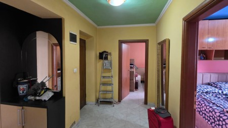 Ne Myslym Shyri, Jepet Me Qira Apartament 2+1, Me Lokacion Perfekt Dhe 2 Poste Parkimi !!