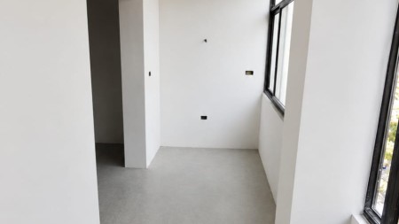 Tek Myslym Shyri, Shitet Apartament 3+1+2, I Investuar Totalisht Dhe Me Lokacion Ideal !!!