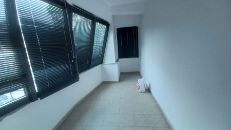 Ne Brryl, Jepet Me Qira Ambient, Per Tipologji Te Ndryshme Zyrash Ose Klinikash Mjekesore!!!