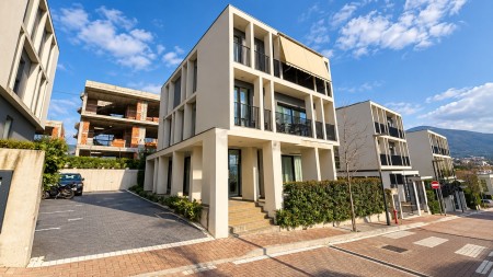 Ne Farke, Tek "Casalago Residence", Shitet Super Apartament 2+1+Oborr, Totalisht I Investuar !!