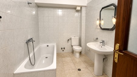 Tek Komuna E Parisit, Shitet Apartament 3+1+2 I Bollshem!!!
