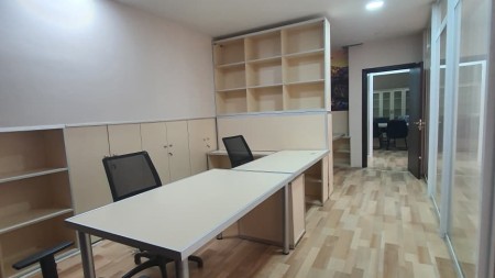 Tek Kopshti Zoologjik, Jepet Me Qira Ambient Per Zyra, Me Lokacion Perfekt!!!