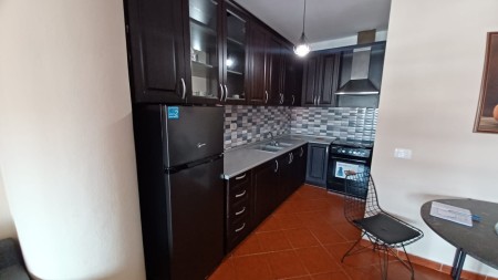 Prane Pallatit Me Shigjeta, Jepet Me Qira Apartament 1+1+Post Parkimi, Gati Per Banim!!!