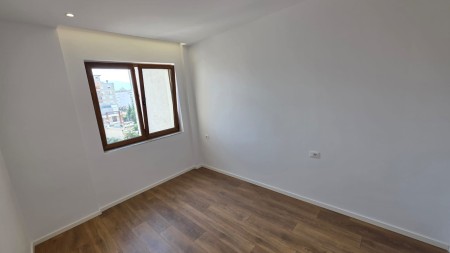 Tek Ish Stacioni i Fundit i Tiranes se Re, Shitet Super Apartament 1+1, Ideal Per Banim Dhe Investim !!!