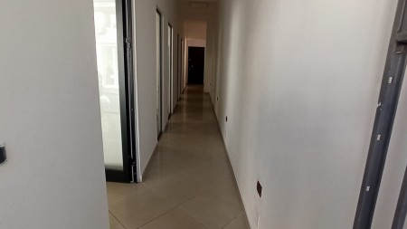 Tek Rruga e Durresit, Shitet Ambjent Komercial Ne Katin e Pare!!