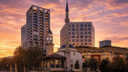 Tek Sheshi Skenderbej, Jepet me Qira Apartament 2+1+2 dhe 2 Poste Parking tek “Book Building”!