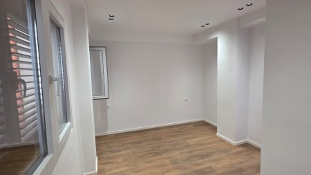 Tek 21 Dhjetori, Shitet Super Apartament 1+1, Ideal Per Banim Dhe Investim !!!
