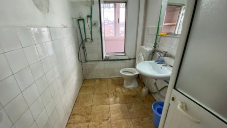 Tek Shkolla 1-Maji Shitet Apartament 2+1 Me Planimetri Te Rregullt!!