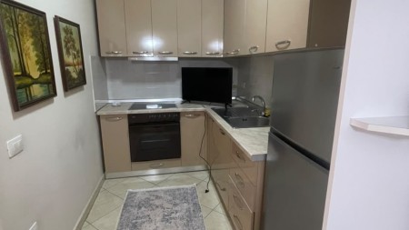 Mbrapa Fakultetit Te Shkencave Te Natyres, Jepet Me Qira Apartament 1+1 Ideal Per Banim!