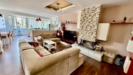 Prane Rr. Barrikadave, Shitet Apartament 2+1+2, Me Shfrytezim Tarracen !!!