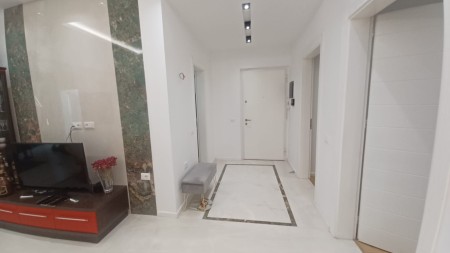 Ne Qender, Jepet Me Qira Super Apartament 2+1, Totalisht I Investuar !!!