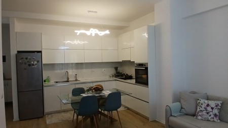 Tek Rr. Siri Kodra, Ne Kompleks Te Ri, Jepet Me Qira Apartament 2+1 I Mobiluar !!!