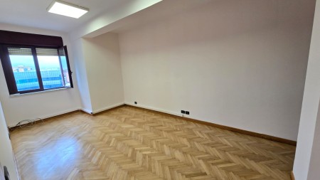 Ne Qender, Tek Torre Drin, Jepet Me Qira Ambient Per Zyra, Me Hapesira Dhe Lokacion Perfekt !!!