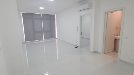 Tek Komuna e Parisit, Jepet Me Qira, Ambient Biznesi Me Lokacion Perfekt!!!
