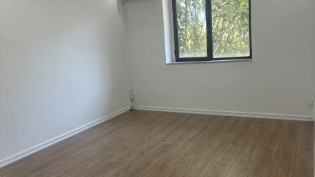 Ne Qender, Ne Fillim Te Bulevardit Zogu 1, Jepet Ambient Me Qira, Ideal Per Zyra Ose Klinika !!!