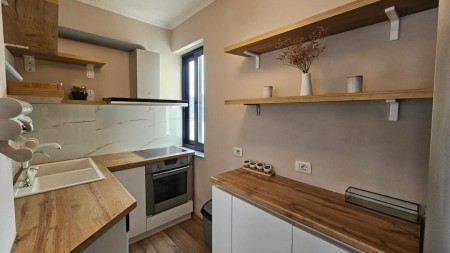 Tek Liqeni I Tiranes, Jepet Me Qira Super Apartament 2+1, Totalisht I Mobiluar !!