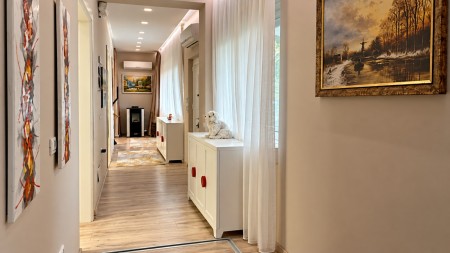 Prane Stadiumit "Dinamo", Shitet Apartament 2+1+2, Mundesi Shfrytezimi Per Njesi Biznesi !!