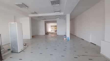 Tek Komuna E Parisit, Perballe Kristal Center, Jepet Ambient Me Qira, Ideal Per Zyra Ose Biznes !!!