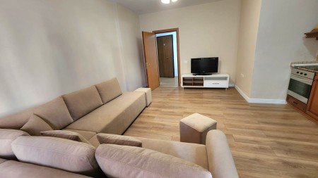 Prane Komunes Parisit, Jepet Me Qira Apartament 2+1+2, Totalisht I Mobiluar !!
