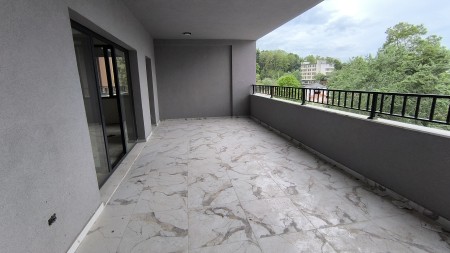 Tek Rruga E Elbasanit, Shitet Super Apartament 3+1+2 Me Hapesira Te Bollshme !!!