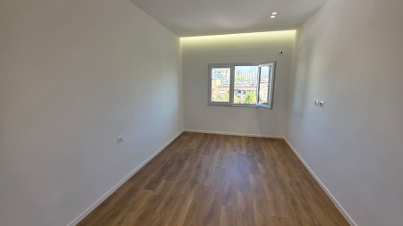Tek Rruga Kongresi i Manastirit, Shitet Apartament 1+1, Ideal Per Banim Dhe Investim !!!